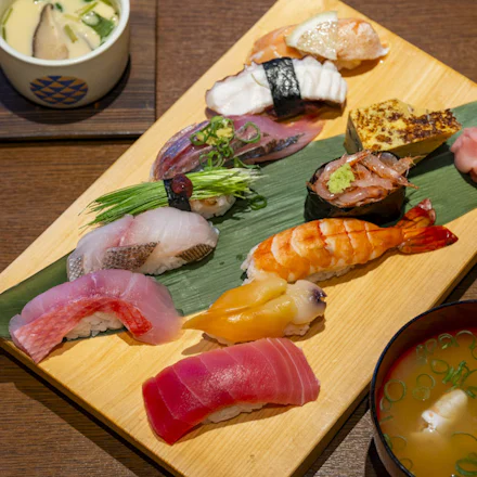 【久里浜】2代目の挑戦が光る!「ひさご寿司」で味わう板前おまかせにぎりと地ダコ刺